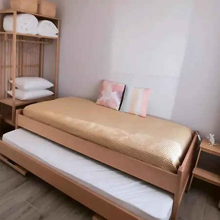 Modern 2-bedroom Near The Of T102 *