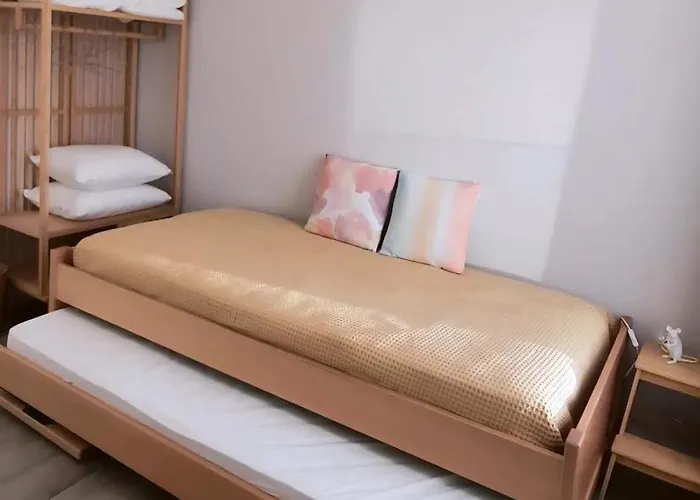 Modern 2-bedroom Near The Of T102 *